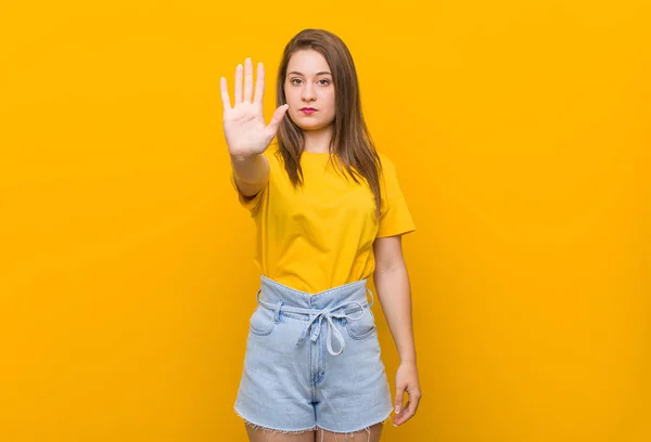 Uzanmış Eliyle Ayakta Duran Sarı Gömlek Giyen Genç Genç Dur — Stok fotoğraf