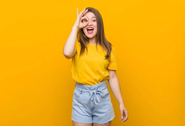 Jonge Vrouw Tiener Het Dragen Van Een Geel Shirt Opgewonden — Stockfoto