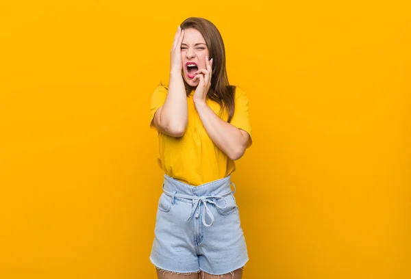 Jonge Vrouw Tiener Het Dragen Van Een Geel Shirt Zeuren — Stockfoto
