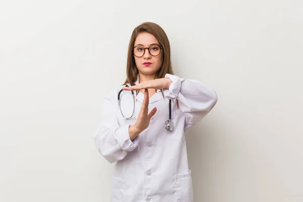 Jonge Dokter Vrouw Tegen Een Witte Muur Toont Een Time — Stockfoto