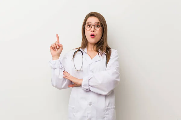 Jonge Dokter Vrouw Tegen Een Witte Muur Met Een Groot — Stockfoto