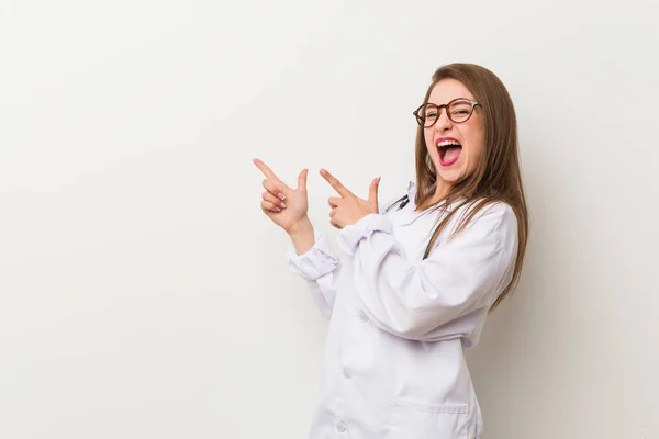 Junge Ärztin Vor Einer Weißen Wand Die Mit Den Zeigefingern — Stockfoto