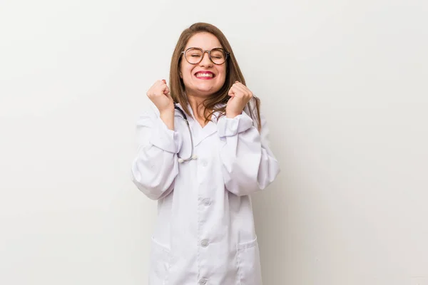 Jonge Dokter Vrouw Tegen Een Witte Muur Het Verhogen Van — Stockfoto