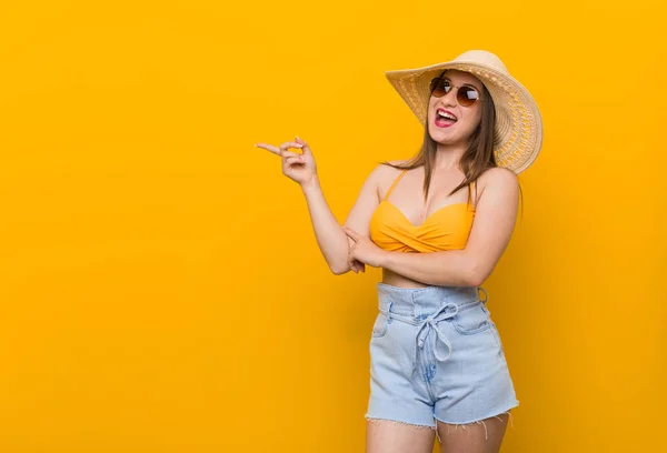 Mulher Caucasiana Jovem Usando Chapéu Palha Olhar Verão Sorrindo Alegremente — Fotografia de Stock