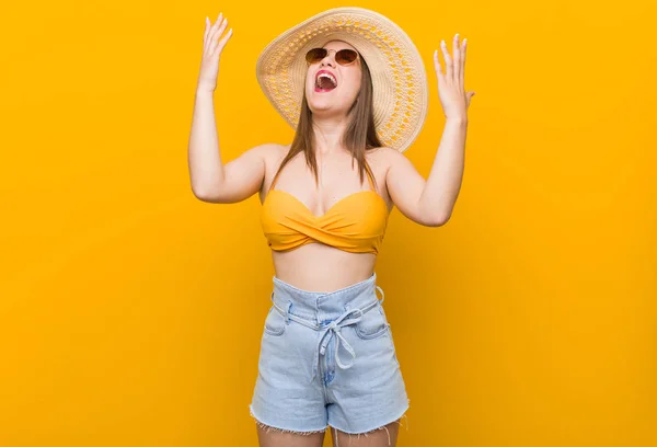 Mulher Branca Jovem Usando Chapéu Palha Olhar Verão Gritando Para — Fotografia de Stock