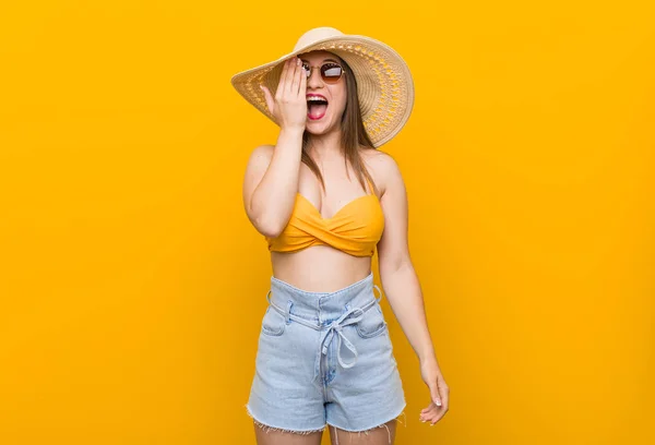 Mujer Caucásica Joven Con Sombrero Paja Mirada Verano Que Divierte — Foto de Stock