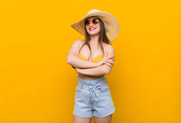 Mulher Caucasiana Jovem Usando Chapéu Palha Olhar Verão Que Sente — Fotografia de Stock