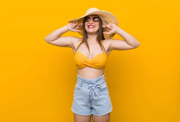 Young Caucasian Woman Wearing Straw Hat Summer Look Covering Ears — Stock Photo, Image