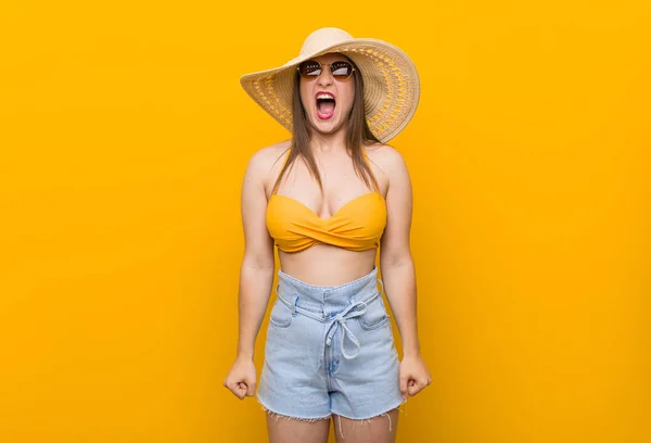 Mujer Caucásica Joven Con Sombrero Paja Mirada Verano Gritando Muy — Foto de Stock