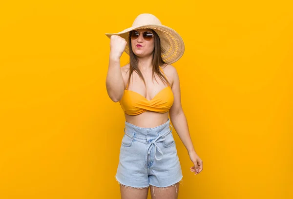 Young Caucasian Woman Wearing Straw Hat Summer Look Showing Fist — Stock Photo, Image