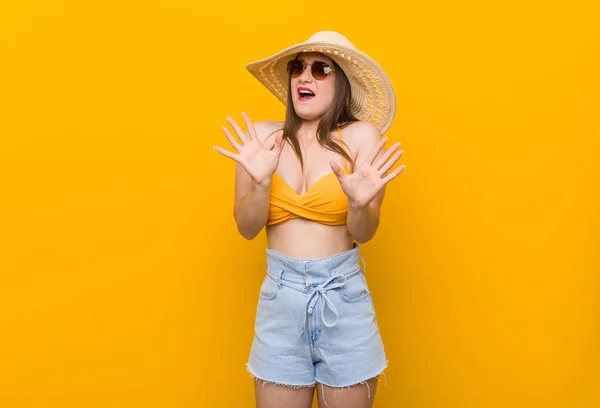 Mulher Caucasiana Jovem Usando Chapéu Palha Olhar Verão Rejeitando Alguém — Fotografia de Stock