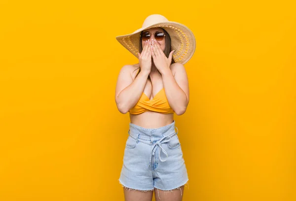 Mulher Branca Jovem Usando Chapéu Palha Olhar Verão Rindo Algo — Fotografia de Stock