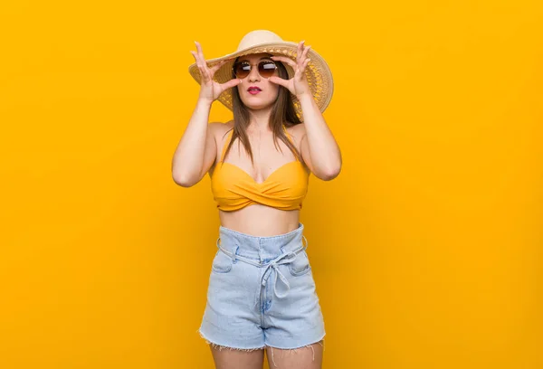 Mujer Caucásica Joven Con Sombrero Paja Mirada Verano Mantener Los — Foto de Stock