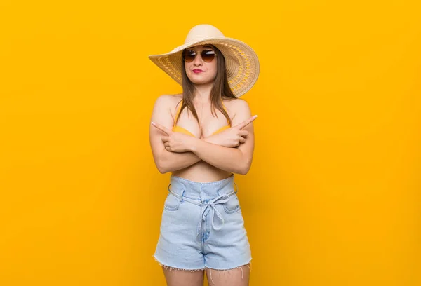 Mulher Caucasiana Jovem Usando Chapéu Palha Pontos Vista Verão Lado — Fotografia de Stock