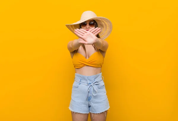 Mulher Caucasiana Jovem Usando Chapéu Palha Olhar Verão Fazendo Gesto — Fotografia de Stock