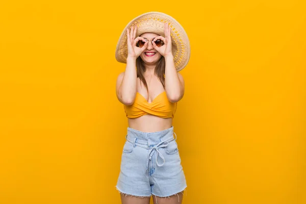 Mulher Caucasiana Jovem Usando Chapéu Palha Olhar Verão Mostrando Sinal — Fotografia de Stock
