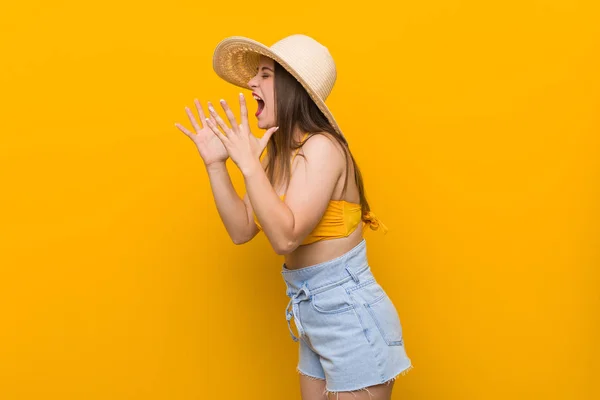 Mulher Branca Jovem Usando Chapéu Palha Olhar Verão Gritos Voz — Fotografia de Stock