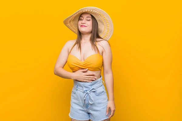 Mujer Caucásica Joven Con Sombrero Paja Mirada Verano Toca Panza — Foto de Stock