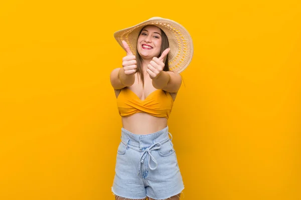 Mujer Joven Caucásica Con Sombrero Paja Look Veraniego Con Pulgares — Foto de Stock