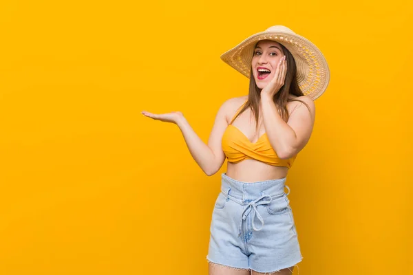 Mulher Caucasiana Jovem Usando Chapéu Palha Olhar Verão Mantém Espaço — Fotografia de Stock