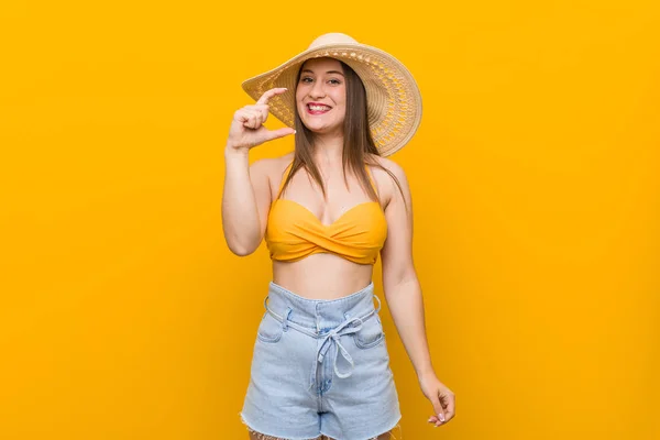 Young Caucasian Woman Wearing Straw Hat Summer Look Holding Something — Stock Photo, Image