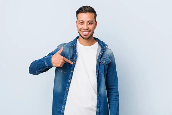 Joven Hombre Filipino Guapo Señalando Mano Espacio Copia Camisa Orgulloso —  Fotos de Stock