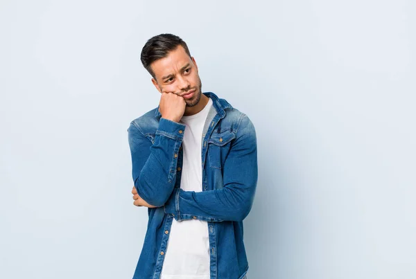 Joven Hombre Filipino Guapo Que Siente Triste Pensativo Mirando Espacio —  Fotos de Stock