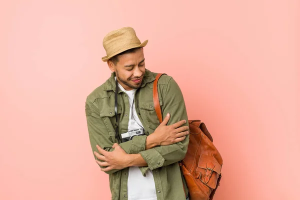 Joven Filipino Viajero Hombre Abrazos Sonriendo Despreocupado Feliz — Foto de Stock