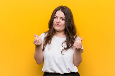 Genç kıvrımlı artı boyutu kadın o para olduğunu gösteren.