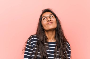 Genç entelektüel hintli kadın amaç ve amaçlara ulaşma hayali