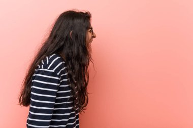 Genç entelektüel hintli kadın bir kopya alanı doğru bağırıyor