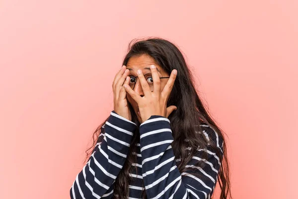 Genç Entelektüel Hintli Kadın Korkmuş Sinirli Parmakları Ile Göz Kırpma — Stok fotoğraf