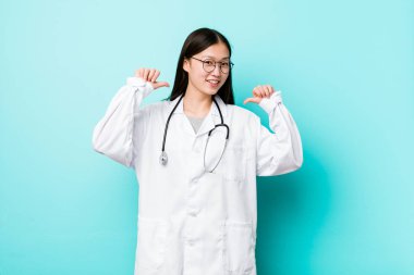 Genç Çinli doktor kadın gurur ve kendinden emin hissediyor, örnek takip etmek.