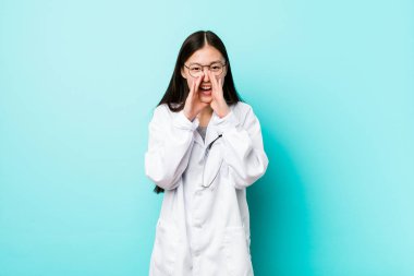 Genç Çinli doktor kadın ön heyecanlı bağırıyor.
