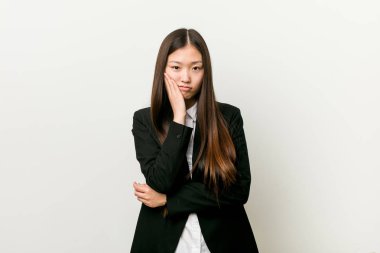 Sıkılmış, yorgun ve dinlenmek için bir gün gerekir Genç güzel Çinli iş kadını.