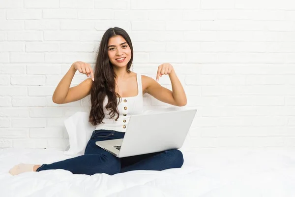 Jonge Arabische Vrouw Werken Met Haar Laptop Het Bed Punten — Stockfoto