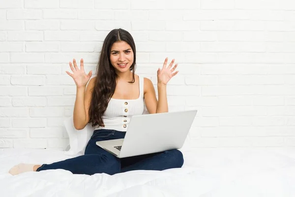 Jonge Arabische Vrouw Werken Met Haar Laptop Het Bed Schreeuwen — Stockfoto