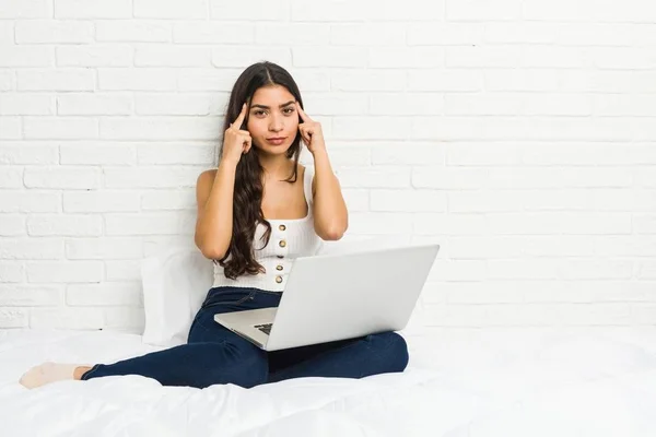 Jonge Arabische Vrouw Werken Met Haar Laptop Het Bed Gericht — Stockfoto