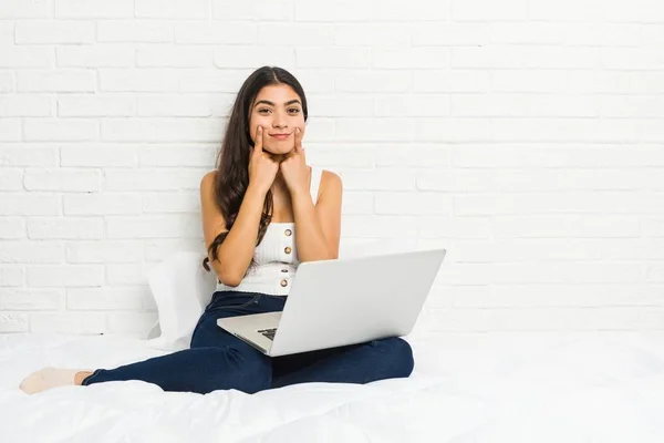 Jonge Arabische Vrouw Werken Met Haar Laptop Het Bed Twijfelen — Stockfoto