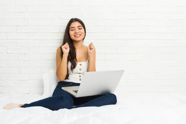 Jonge Arabische Vrouw Werken Met Haar Laptop Het Bed Verhogen — Stockfoto