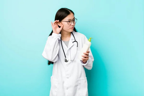 Joven Asiático Dermatólogo Chica Tratando Escuchar Chisme —  Fotos de Stock