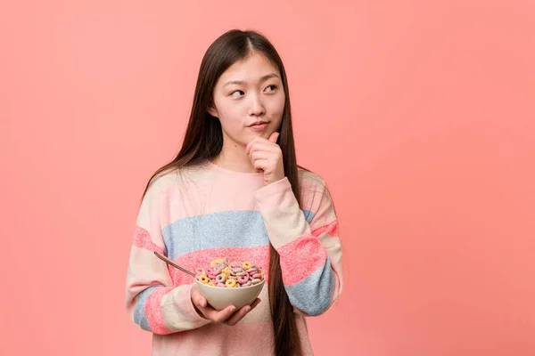 Jonge Aziatische Vrouw Met Een Graan Bowl Zoek Zijwaarts Met — Stockfoto