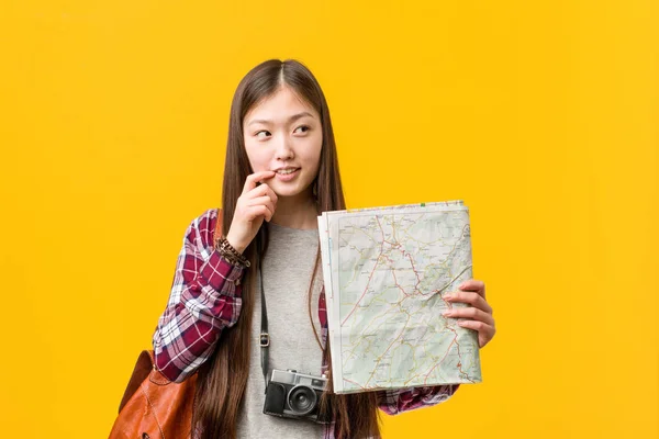 Joven Mujer Asiática Sosteniendo Mapa Relajado Pensando Algo Mirando Espacio —  Fotos de Stock