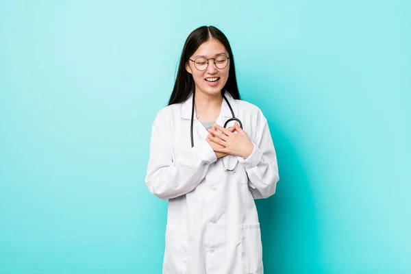 Jovem Chinesa Médica Mulher Rindo Mantendo Mãos Coração Conceito Felicidade — Fotografia de Stock