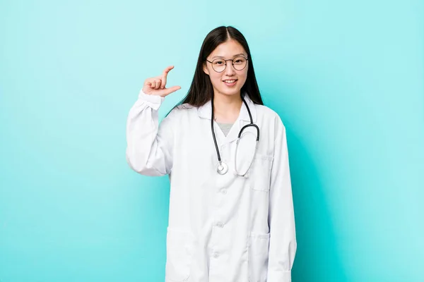 Joven Doctora China Sosteniendo Algo Poco Con Los Antepasados Sonriente —  Fotos de Stock