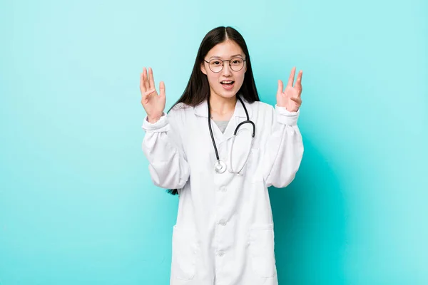 Joven Doctora China Recibiendo Una Grata Sorpresa Excitada Levantando Las —  Fotos de Stock