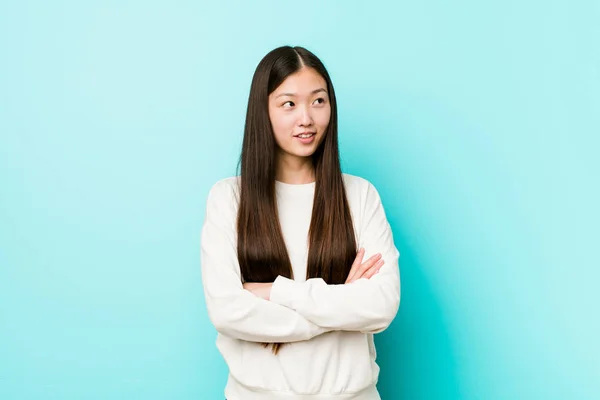 Junge Hübsche Chinesin Lächelt Selbstbewusst Mit Verschränkten Armen — Stockfoto