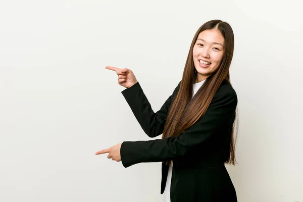 Jovem Mulher Negócios Chinesa Bonita Animado Apontando Com Dedos Indicador — Fotografia de Stock