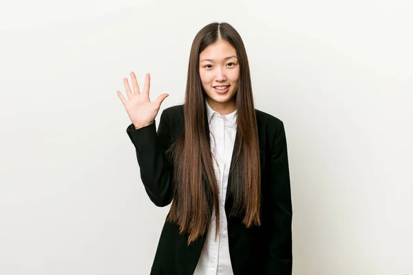 Young Pretty Chinese Business Woman Smiling Cheerful Showing Number Five — Stock Photo, Image