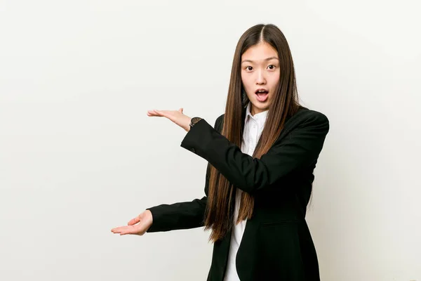Joven Mujer Negocios Bastante Chino Sorprendido Sorprendido Sosteniendo Espacio Copia — Foto de Stock